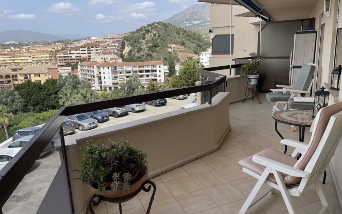 Стильні апартаменти 87 кв.м з терасою біля моря у Фуэнхиролі