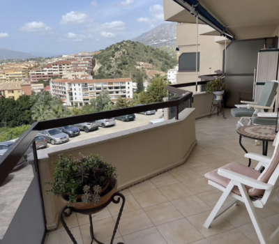 Стильні апартаменти 87 кв.м з терасою біля моря у Фуэнхиролі