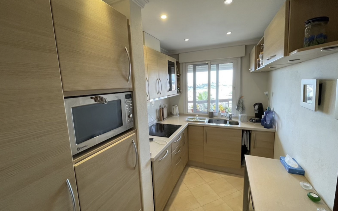 Стильні апартаменти 87 кв.м з терасою біля моря у Фуэнхиролі