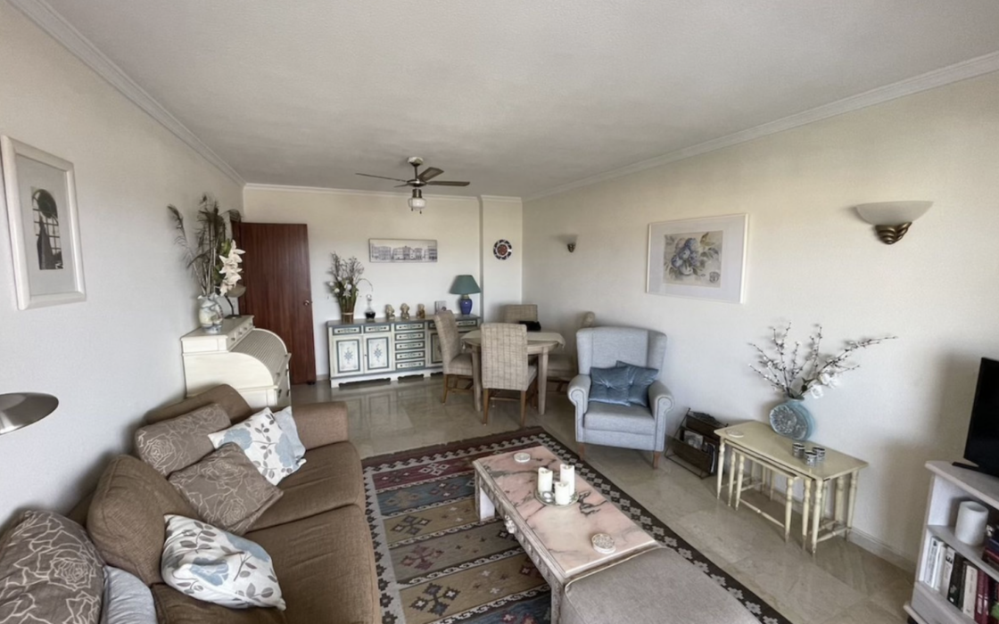 Стильні апартаменти 87 кв.м з терасою біля моря у Фуэнхиролі