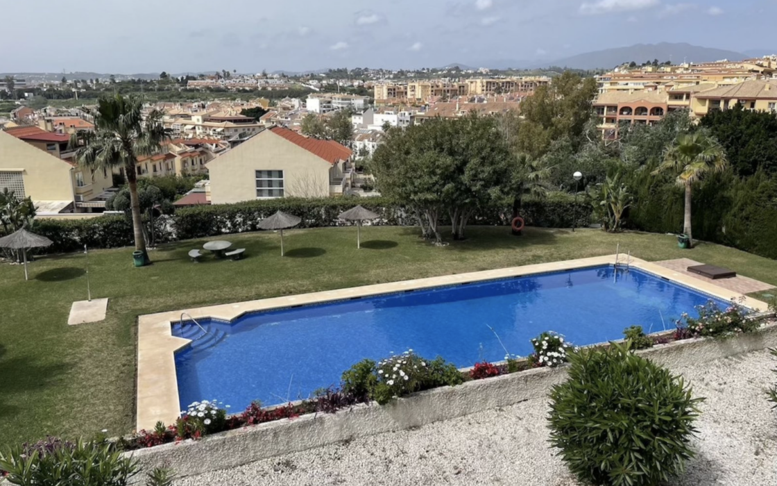 Стильні апартаменти 87 кв.м з терасою біля моря у Фуэнхиролі