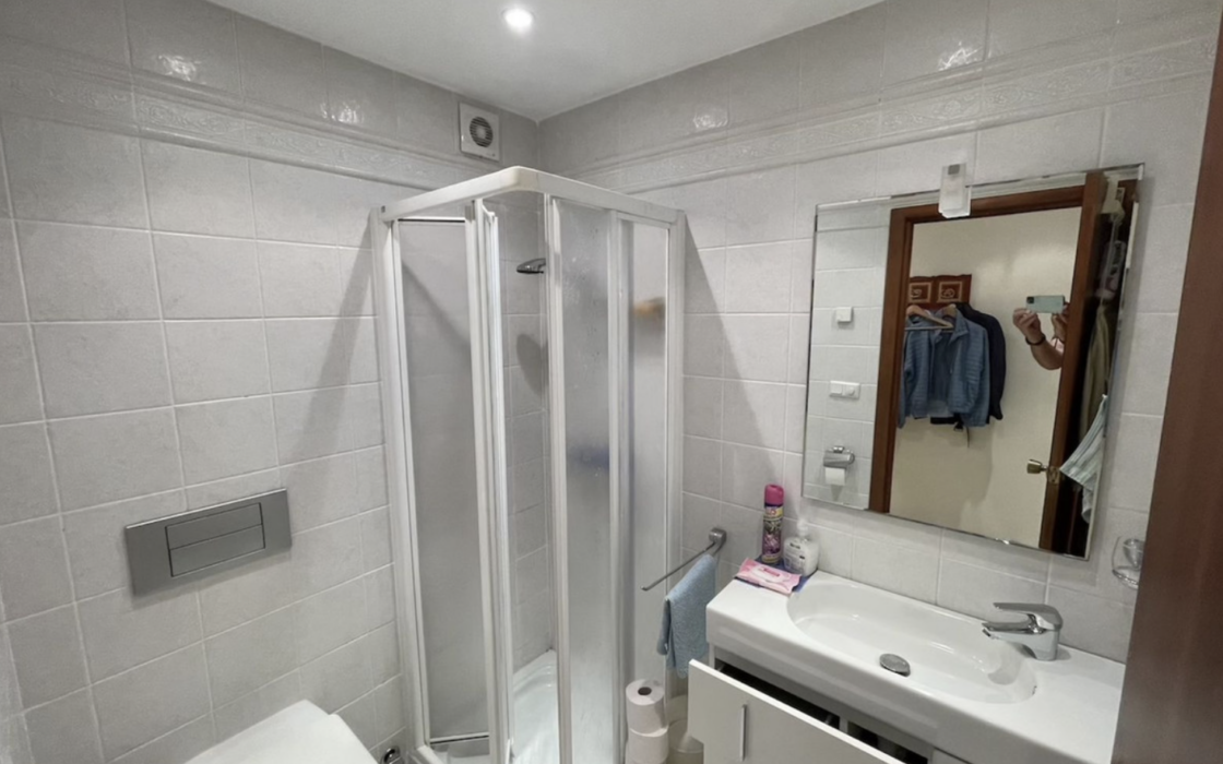 Стильні апартаменти 87 кв.м з терасою біля моря у Фуэнхиролі