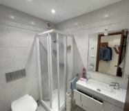 Стильні апартаменти 87 кв.м з терасою біля моря у Фуэнхиролі