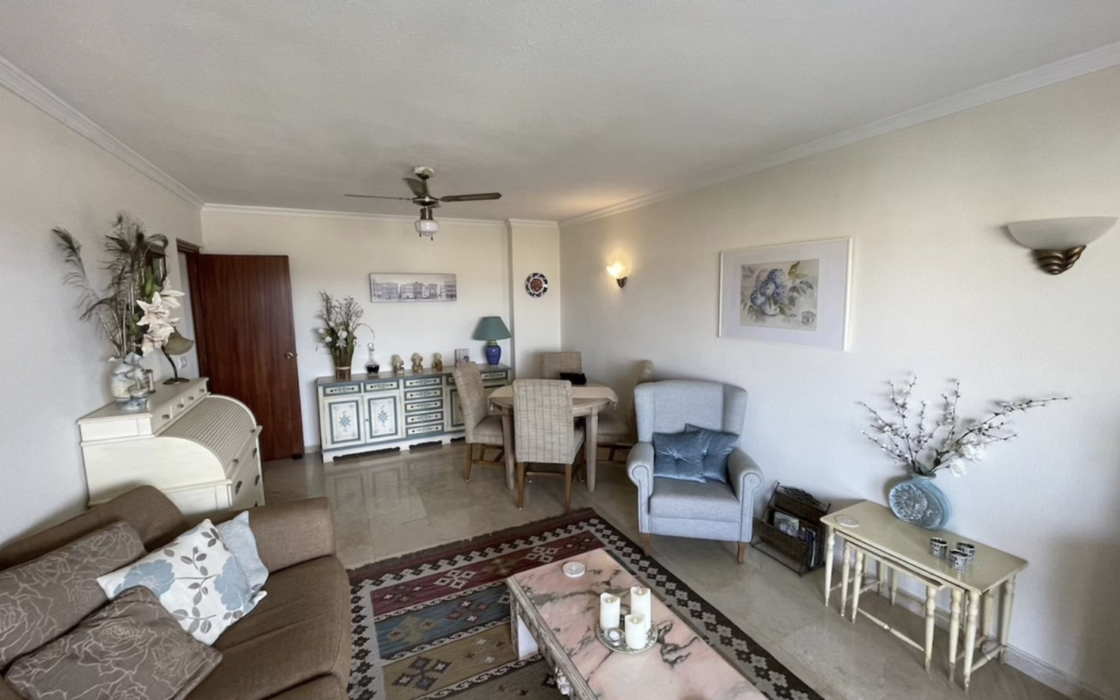 Стильні апартаменти 87 кв.м з терасою біля моря у Фуэнхиролі