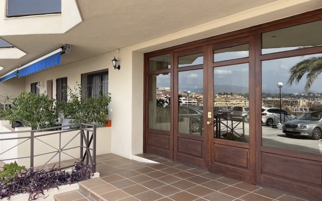 Стильні апартаменти 87 кв.м з терасою біля моря у Фуэнхиролі