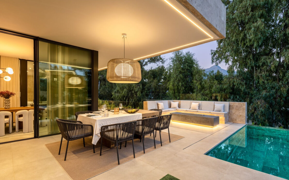 Роскошная вилла с террасой в Нуэва Андалусия 785 кв.м