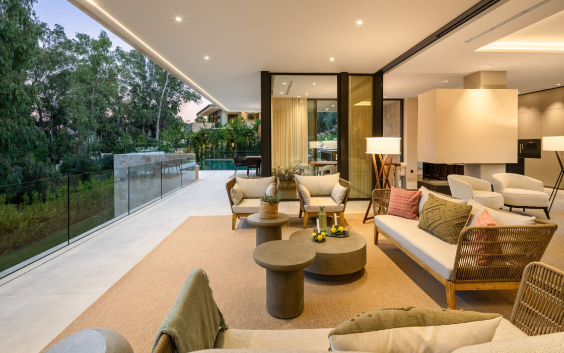 Роскошная вилла с террасой в Нуэва Андалусия 785 кв.м