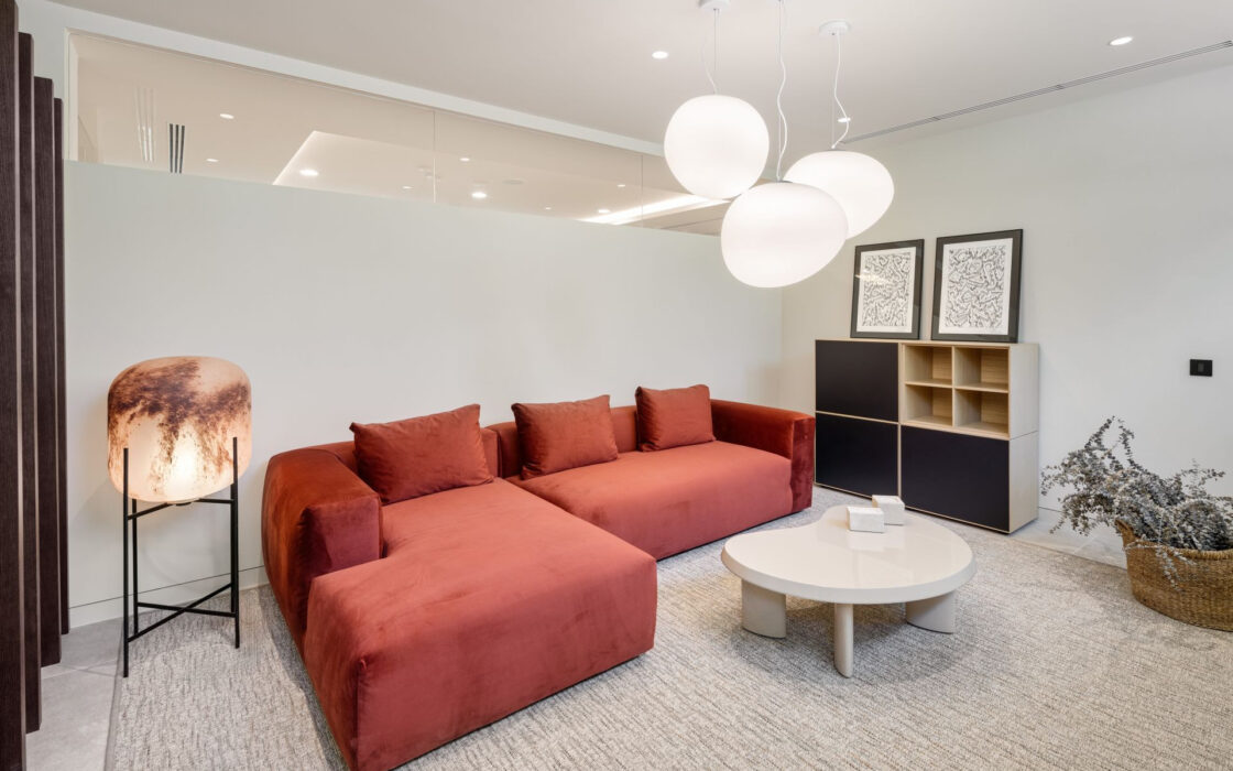 Роскошная вилла с террасой в Нуэва Андалусия 785 кв.м