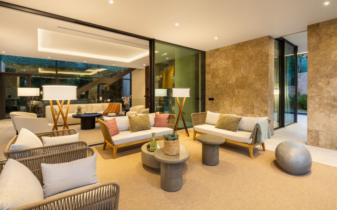 Роскошная вилла с террасой в Нуэва Андалусия 785 кв.м