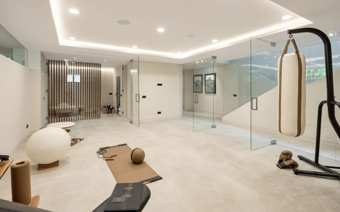 Роскошная вилла с террасой в Нуэва Андалусия 785 кв.м