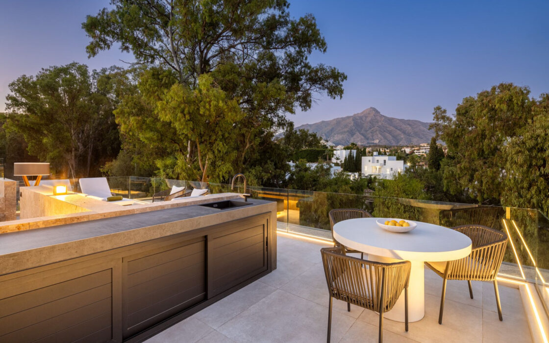 Роскошная вилла с террасой в Нуэва Андалусия 785 кв.м