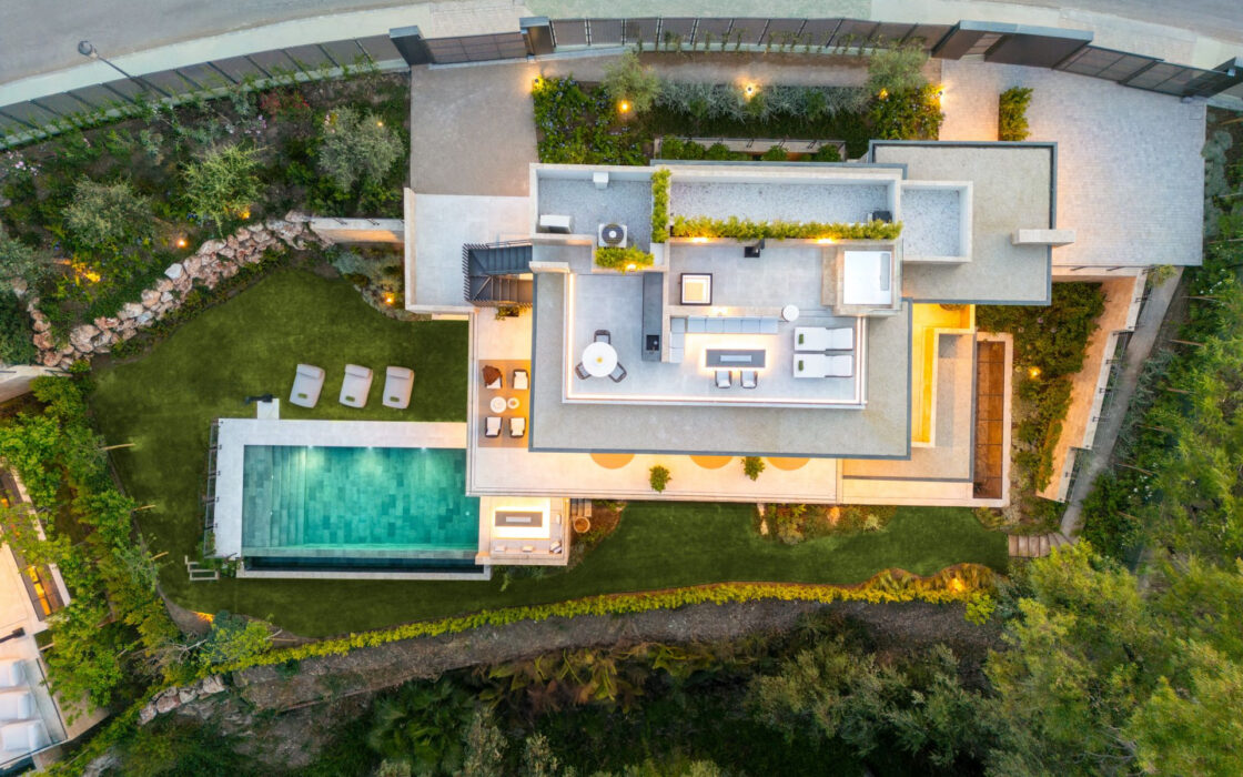 Роскошная вилла с террасой в Нуэва Андалусия 785 кв.м