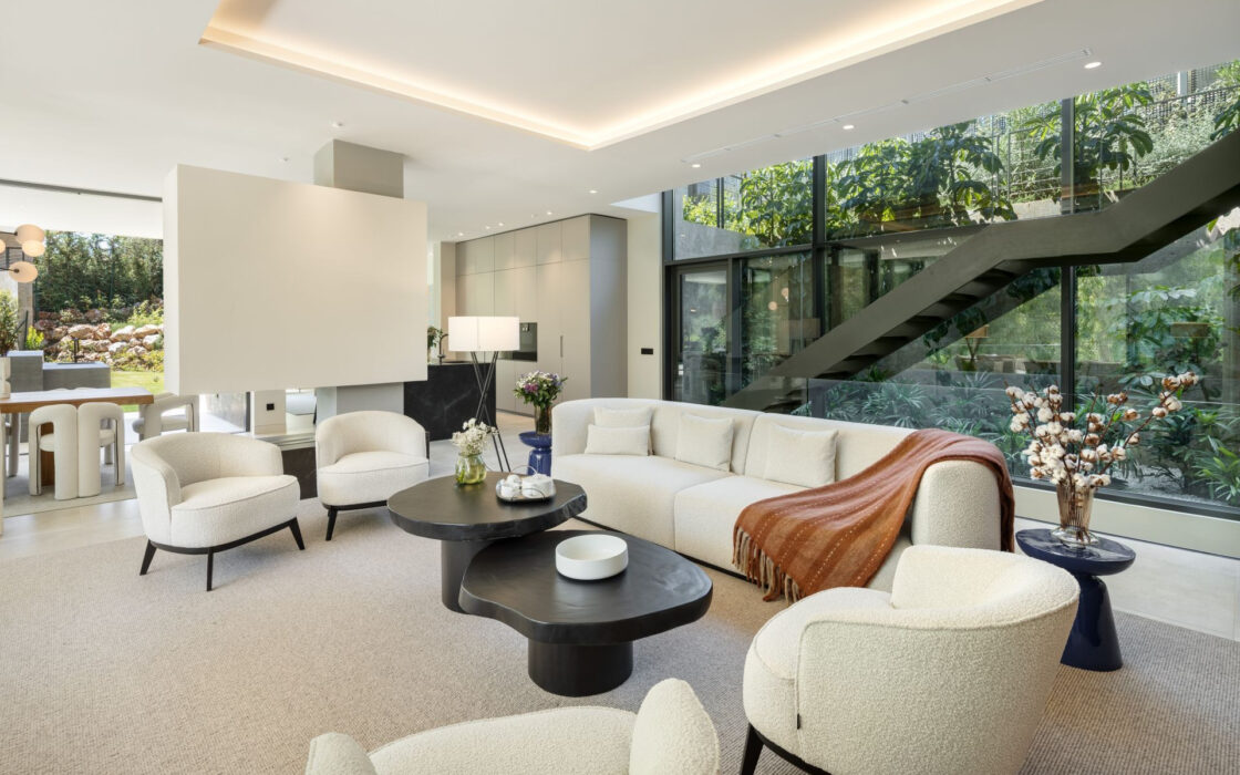 Роскошная вилла с террасой в Нуэва Андалусия 785 кв.м