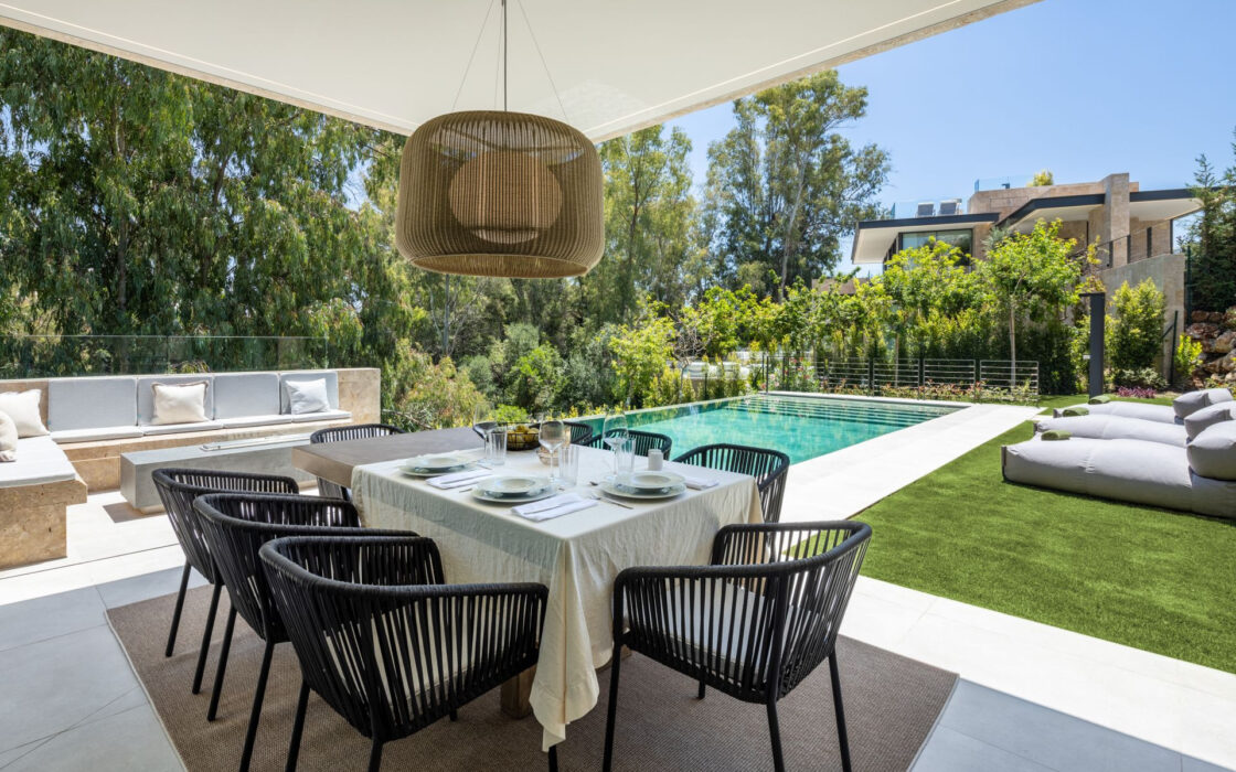 Роскошная вилла с террасой в Нуэва Андалусия 785 кв.м