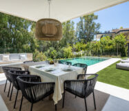 Роскошная вилла с террасой в Нуэва Андалусия 785 кв.м