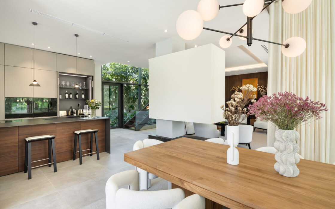 Роскошная вилла с террасой в Нуэва Андалусия 785 кв.м