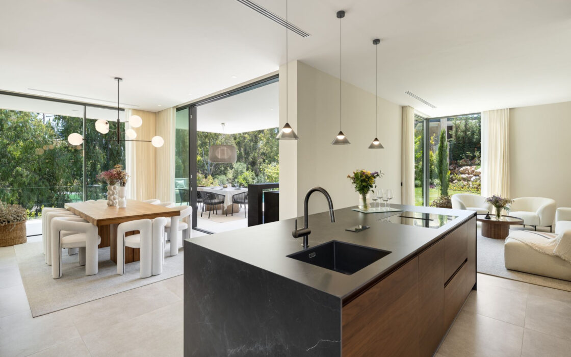 Роскошная вилла с террасой в Нуэва Андалусия 785 кв.м