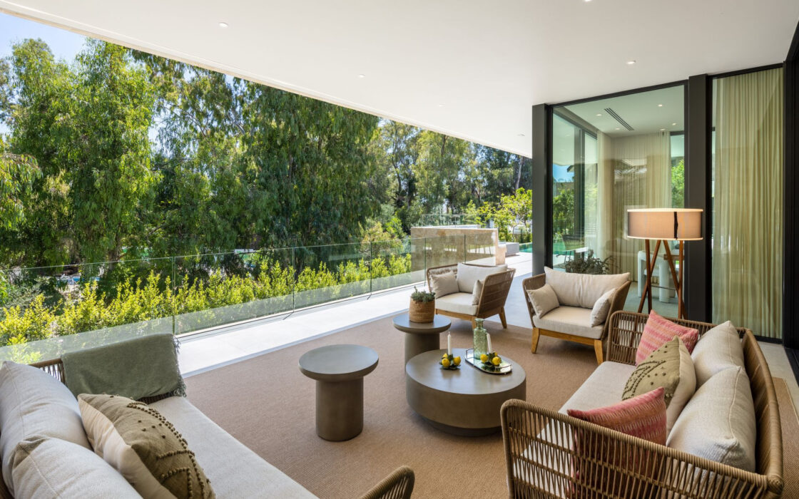 Роскошная вилла с террасой в Нуэва Андалусия 785 кв.м