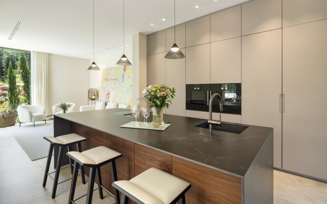 Роскошная вилла с террасой в Нуэва Андалусия 785 кв.м