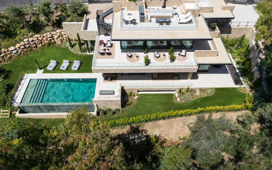 Роскошная вилла с террасой в Нуэва Андалусия 785 кв.м