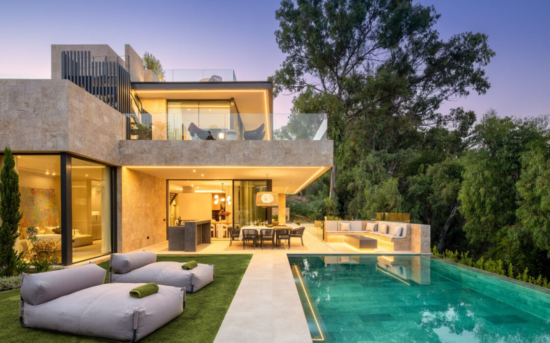 Роскошная вилла с террасой в Нуэва Андалусия 785 кв.м