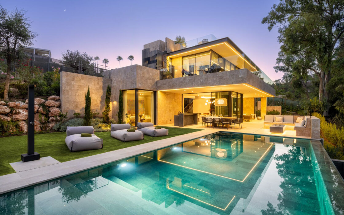 Роскошная вилла с террасой в Нуэва Андалусия 785 кв.м