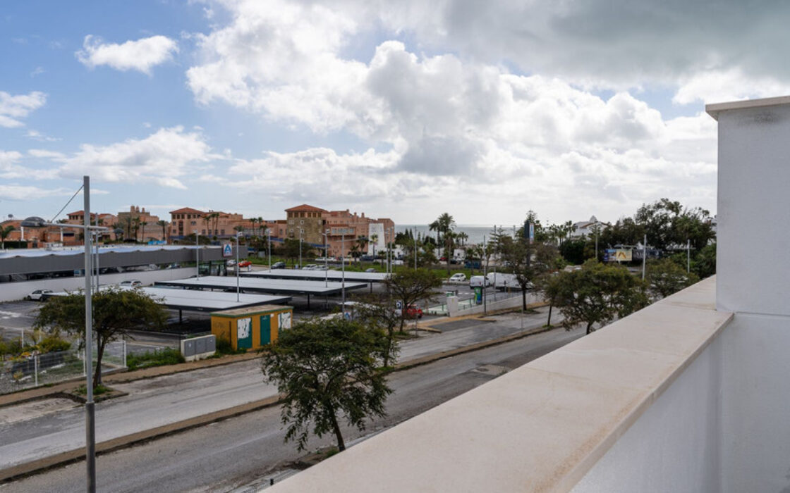 Апартаменти 2+1 з терасою біля моря в Естепоні 90 кв.м