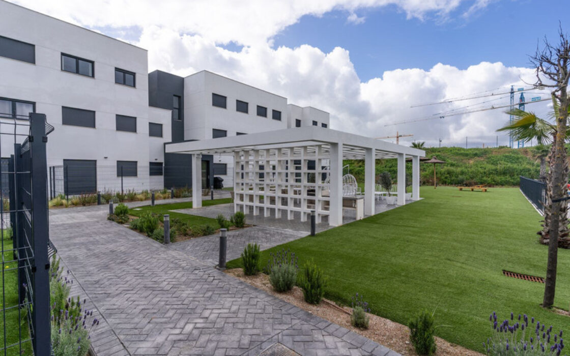 Апартаменти 2+1 з терасою біля моря в Естепоні 90 кв.м