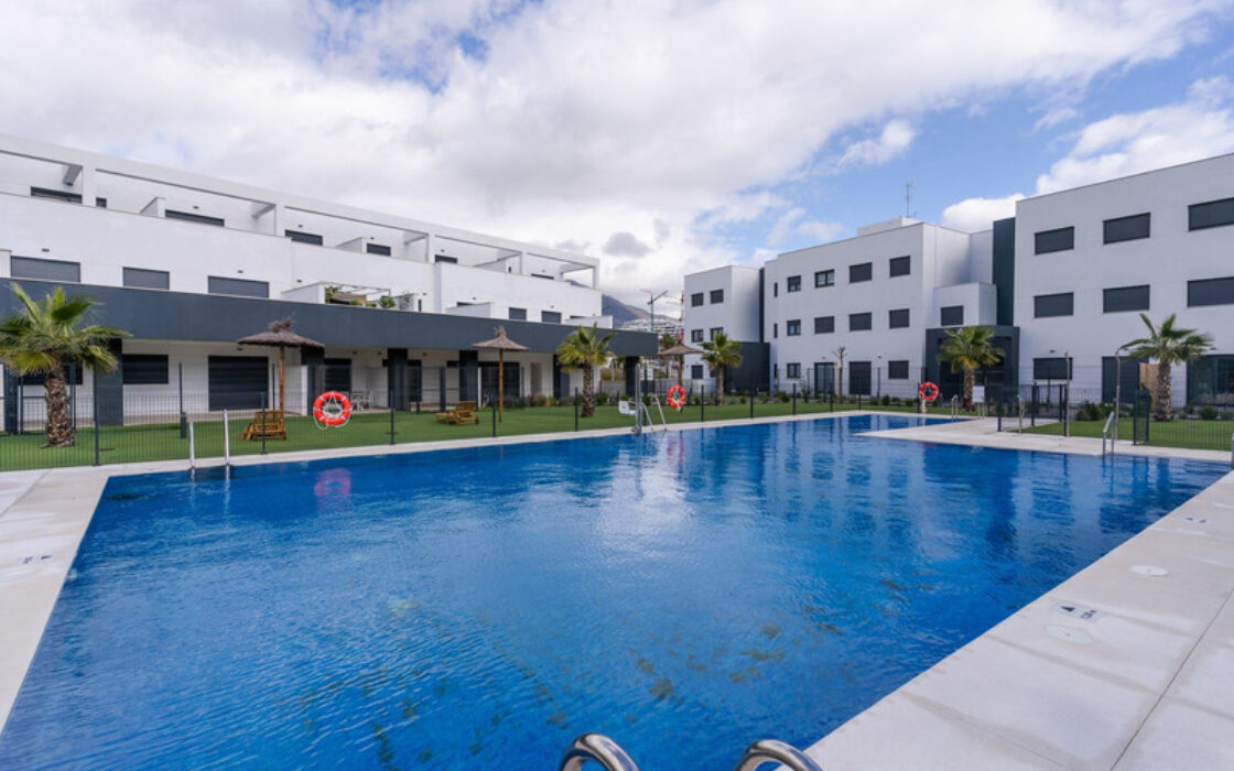 Апартаменти 2+1 з терасою біля моря в Естепоні 90 кв.м