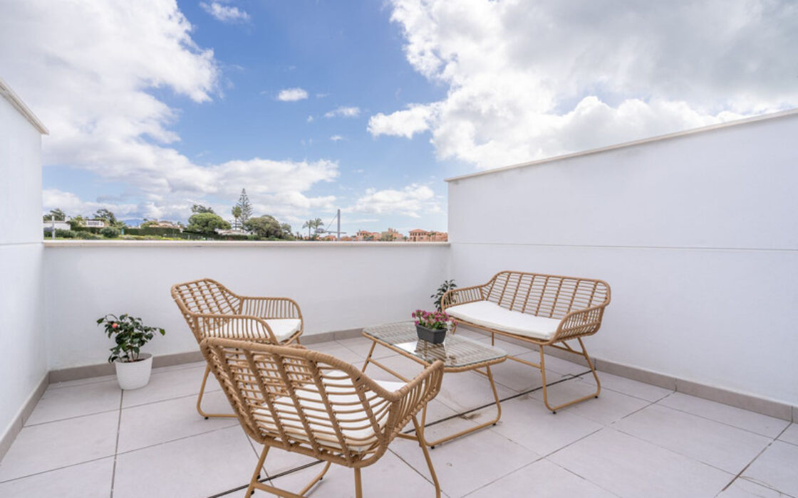 Апартаменти 2+1 з терасою біля моря в Естепоні 90 кв.м