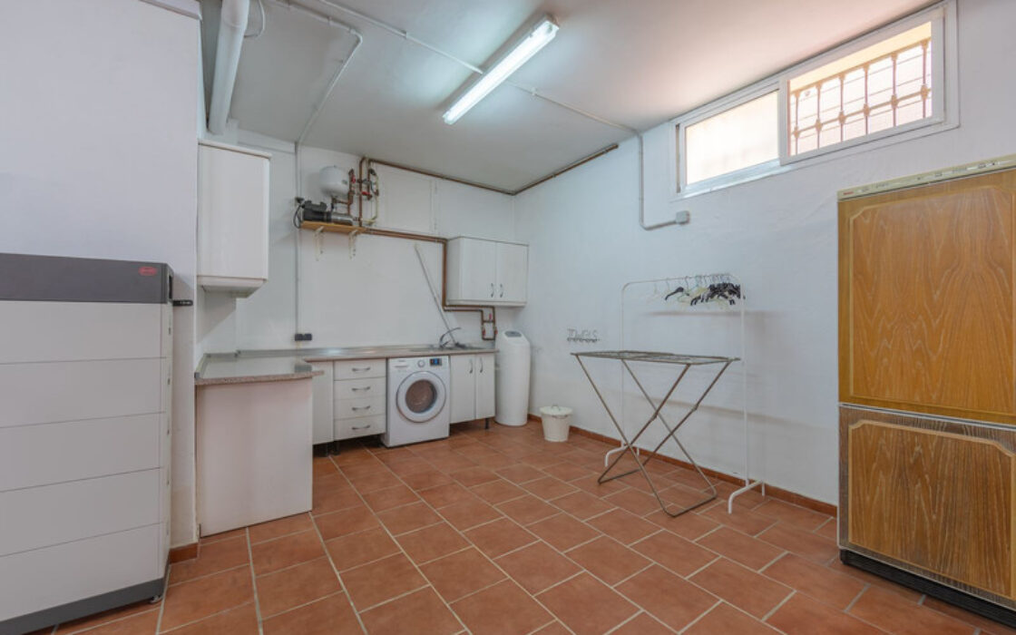 Вилла в Лас-Лагунас-де-Миджас, 389 кв.м, 5 комнат у моря