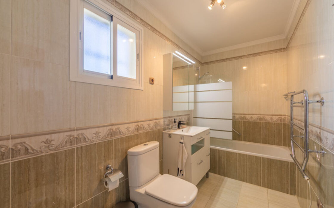 Вилла в Лас-Лагунас-де-Миджас, 389 кв.м, 5 комнат у моря