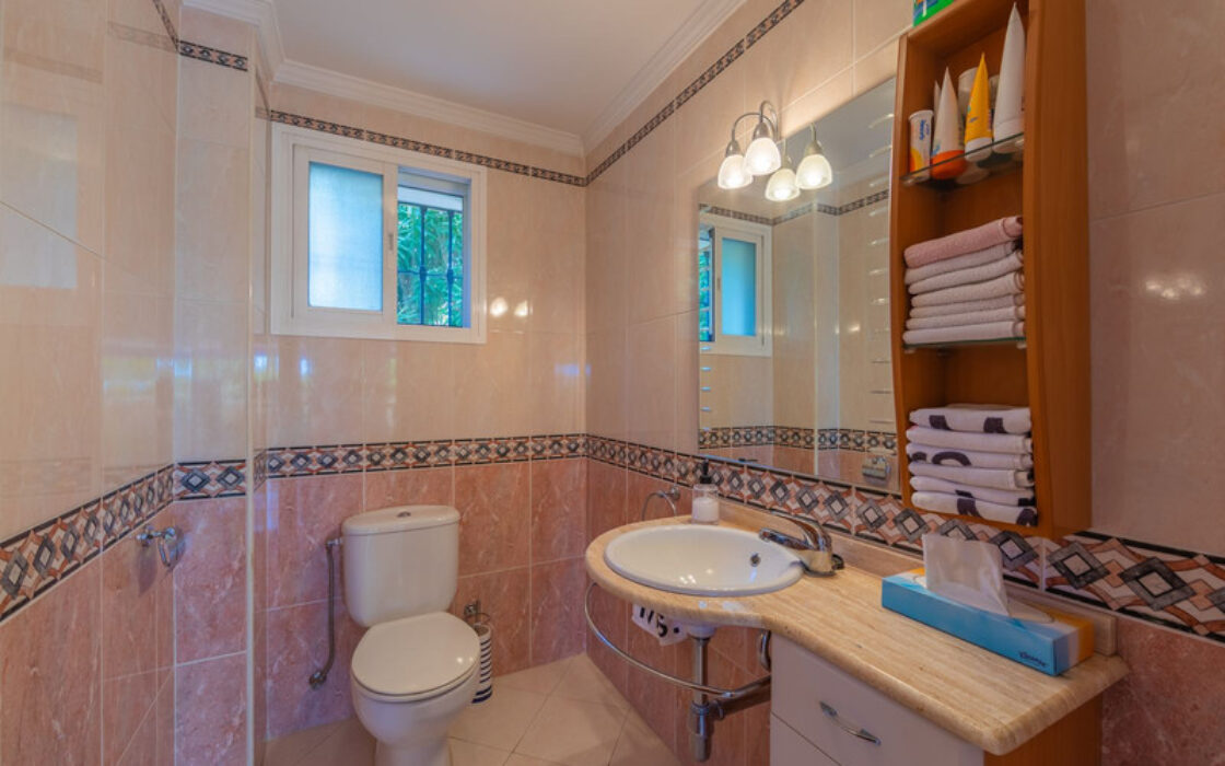 Вилла в Лас-Лагунас-де-Миджас, 389 кв.м, 5 комнат у моря