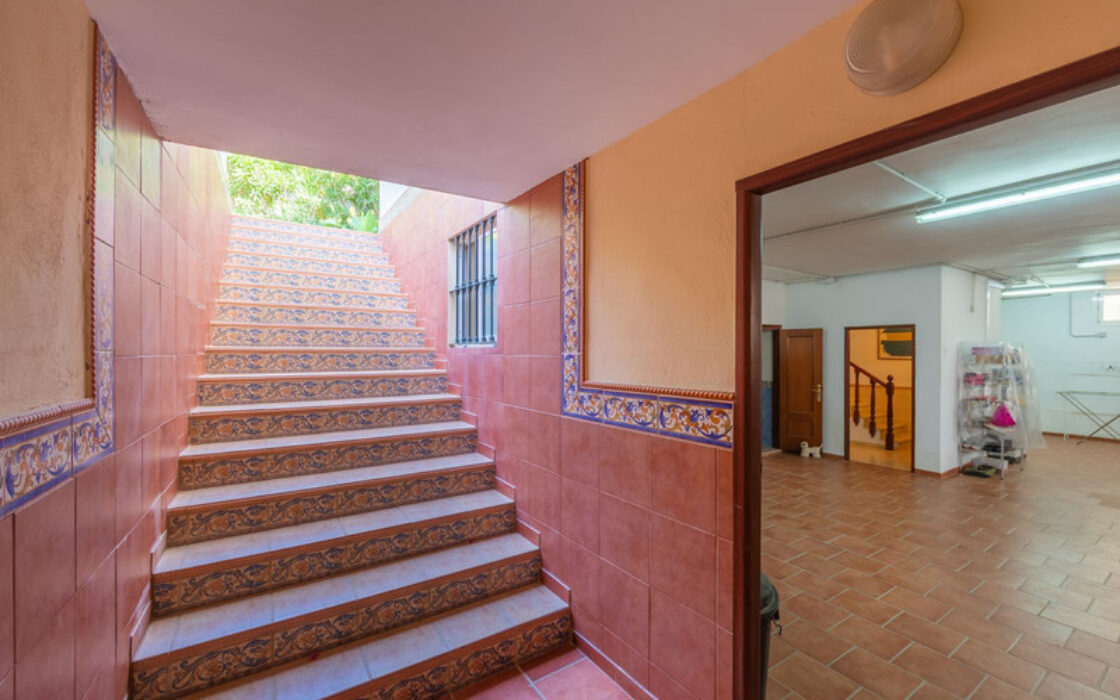 Вилла в Лас-Лагунас-де-Миджас, 389 кв.м, 5 комнат у моря