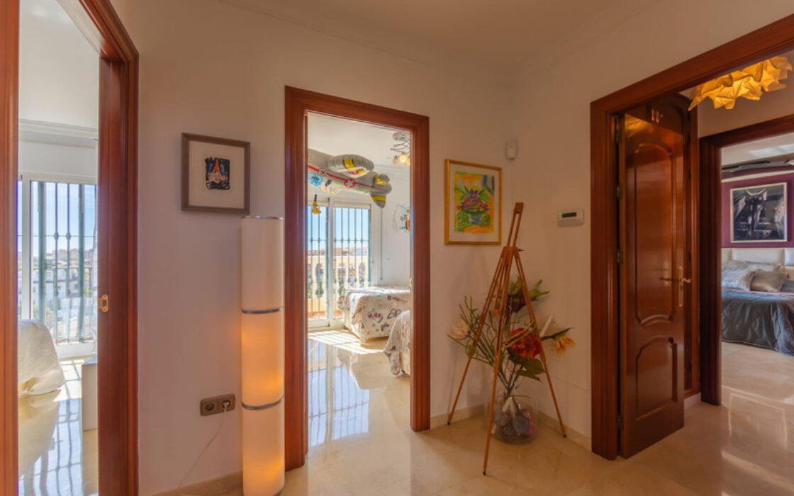 Вилла в Лас-Лагунас-де-Миджас, 389 кв.м, 5 комнат у моря