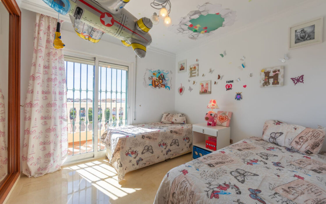 Вилла в Лас-Лагунас-де-Миджас, 389 кв.м, 5 комнат у моря