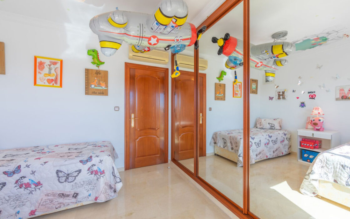 Вилла в Лас-Лагунас-де-Миджас, 389 кв.м, 5 комнат у моря