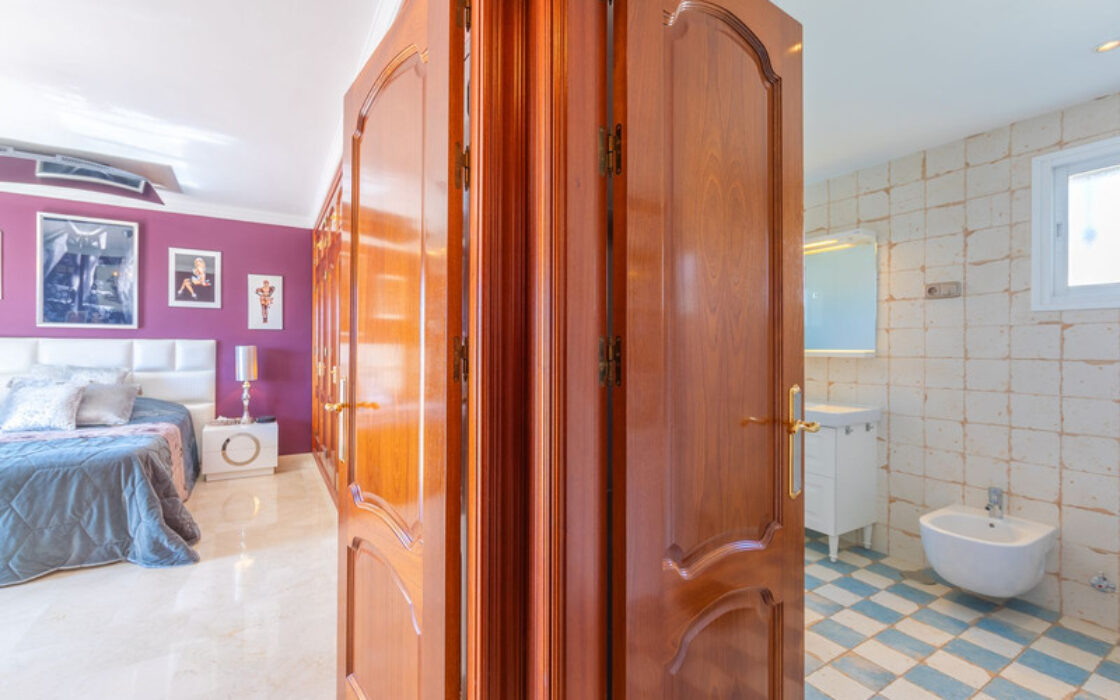 Вилла в Лас-Лагунас-де-Миджас, 389 кв.м, 5 комнат у моря