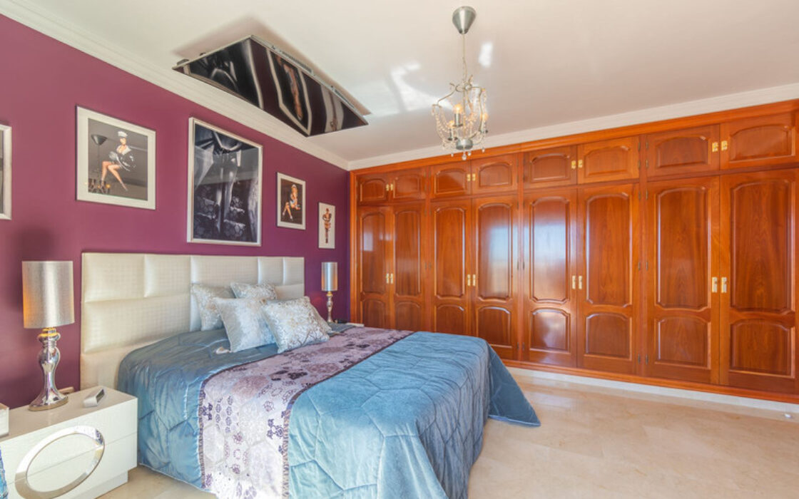 Вилла в Лас-Лагунас-де-Миджас, 389 кв.м, 5 комнат у моря