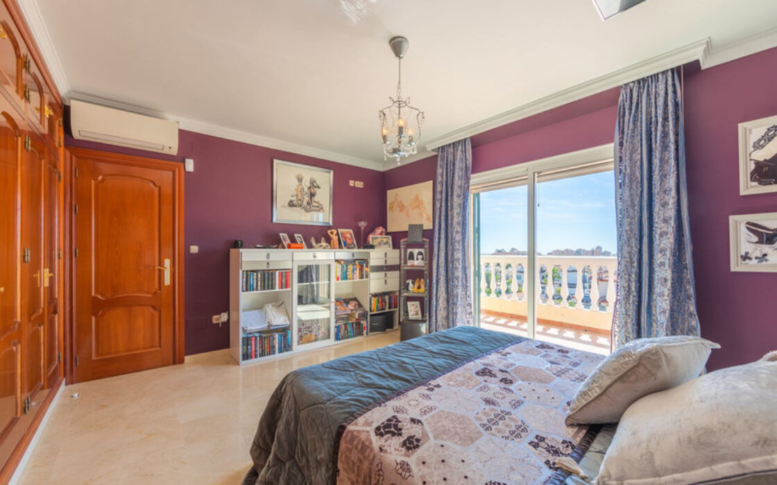 Вилла в Лас-Лагунас-де-Миджас, 389 кв.м, 5 комнат у моря