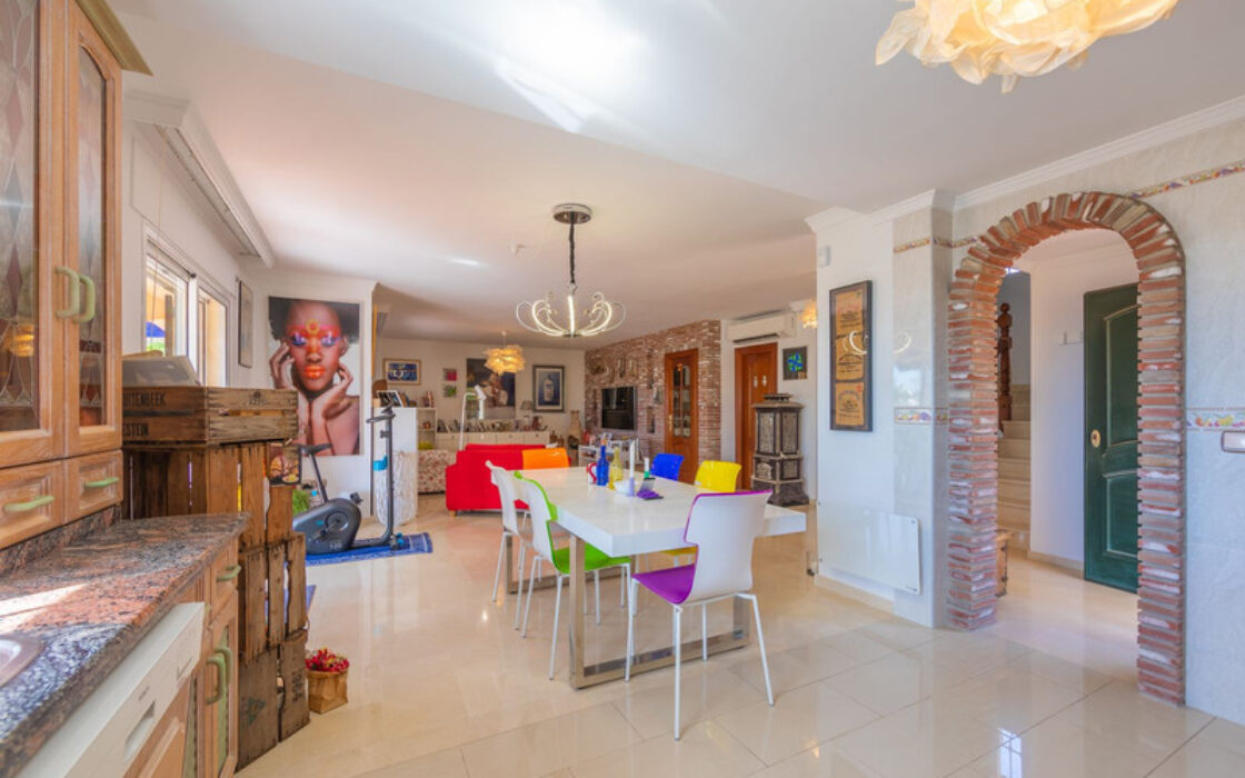 Вилла в Лас-Лагунас-де-Миджас, 389 кв.м, 5 комнат у моря