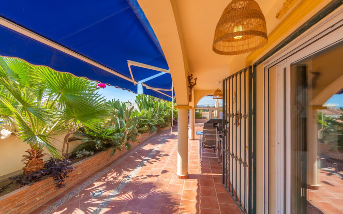 Вилла в Лас-Лагунас-де-Миджас, 389 кв.м, 5 комнат у моря