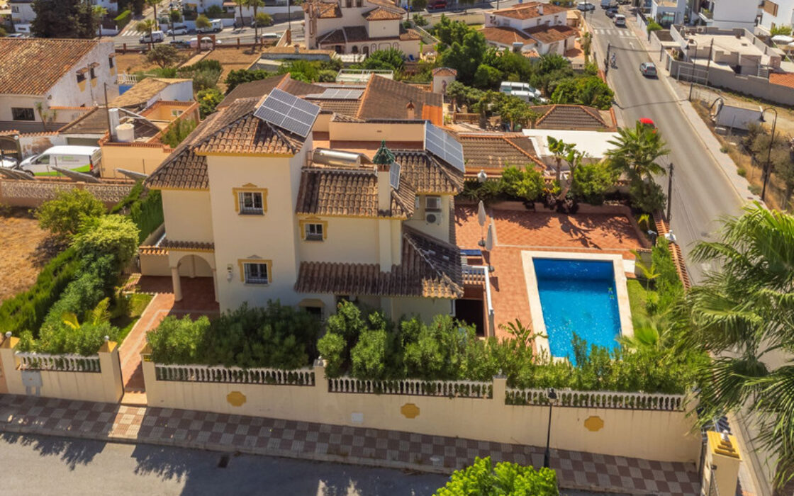 Вилла в Лас-Лагунас-де-Миджас, 389 кв.м, 5 комнат у моря