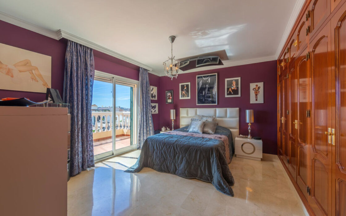 Вилла в Лас-Лагунас-де-Миджас, 389 кв.м, 5 комнат у моря