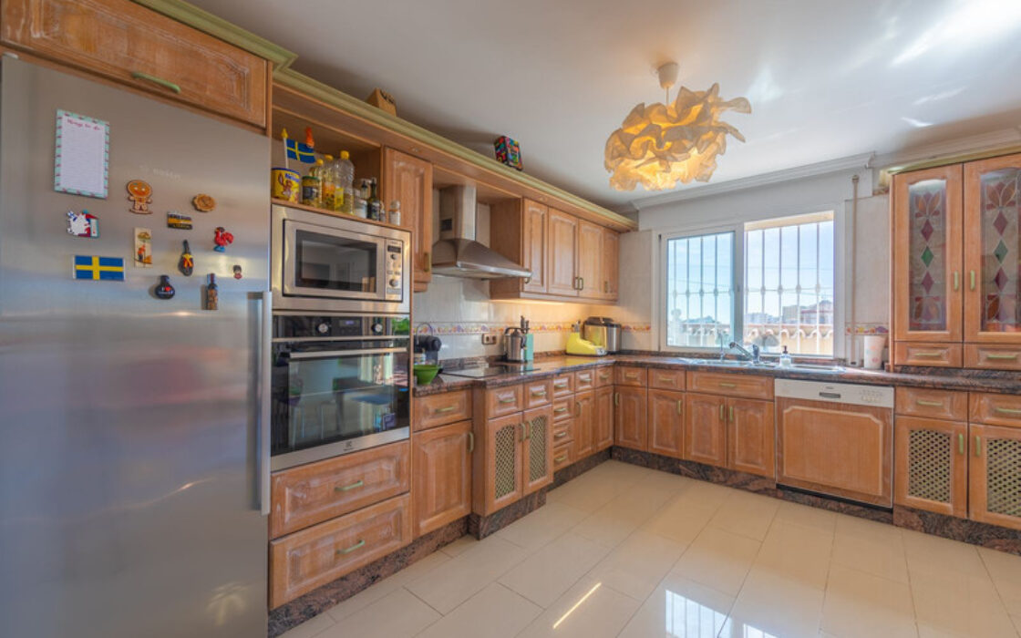 Вилла в Лас-Лагунас-де-Миджас, 389 кв.м, 5 комнат у моря