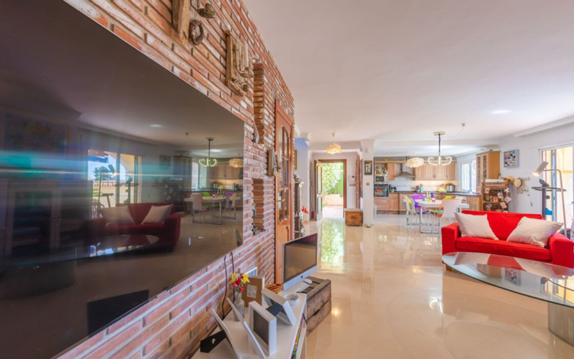 Вилла в Лас-Лагунас-де-Миджас, 389 кв.м, 5 комнат у моря