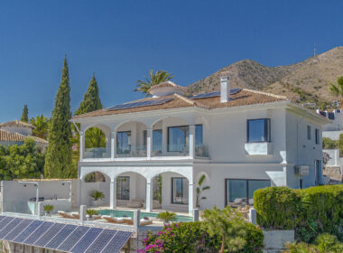 Вилла с панорамным видом на море в Бенальмадене 450 кв.м.