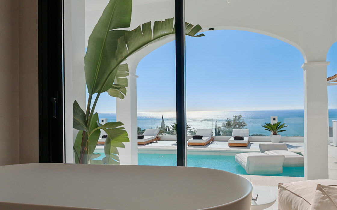 Вілла з панорамним видом на море в Бенальмадені 450 кв.м.