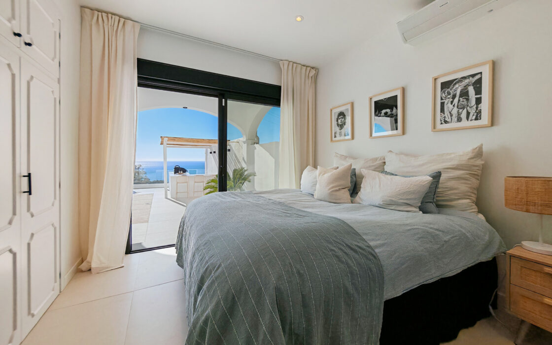 Вілла з панорамним видом на море в Бенальмадені 450 кв.м.