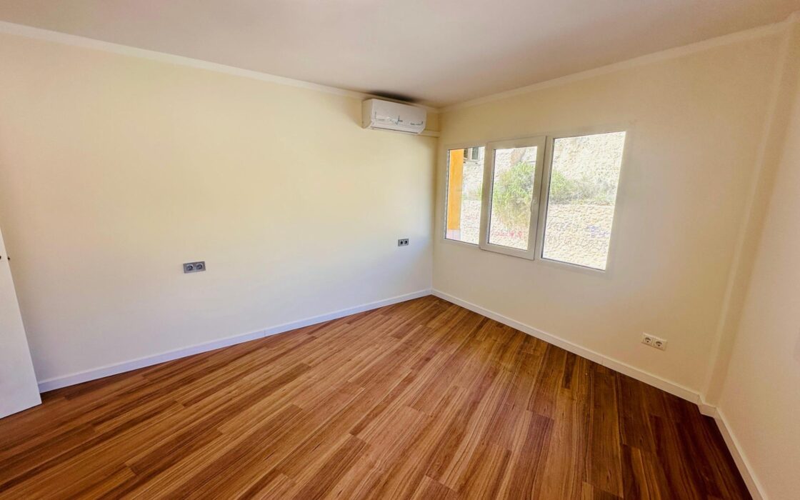 Просторная квартира в Аликанте 105 кв.м с террасой